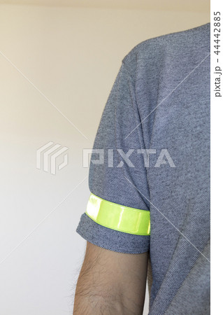 反射リストバンドをつけた男性の腕 反射リストバンドをつけた男性の腕 44442885