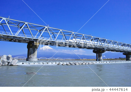 富士山と富士川鉄橋 44447614