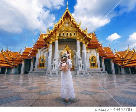 Women tourists at Wat Benchamabophit Women tourists at Wat Benchamabophit 44447788