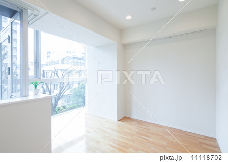 窓からの光が優しい部屋 44448702