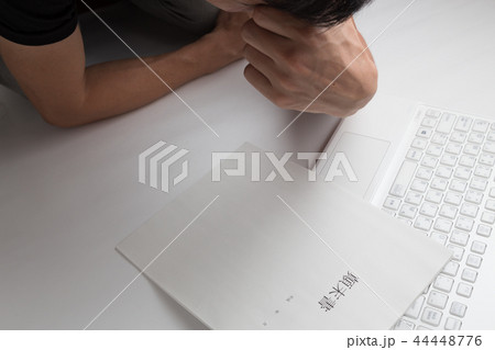 パソコンの前でうなだれる男性 44448776