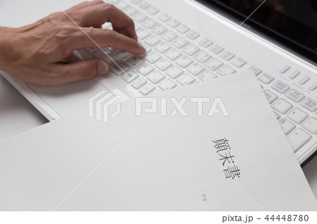 パソコンと書類と手元 44448780