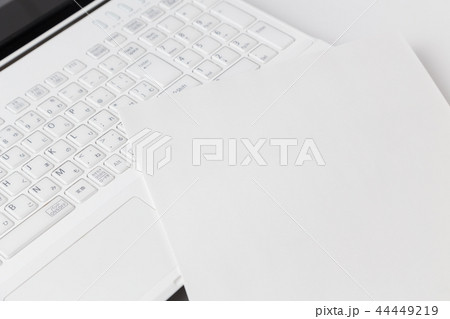 パソコンと書類 パソコンと書類 44449219