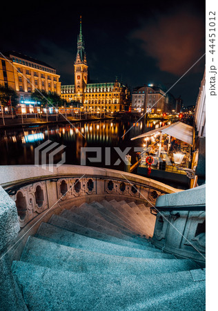 The Alsterfleet and the City hall in Hamburg at night. Beautiful illuminated downtown, city center 44451012