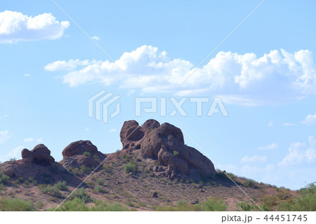 アリゾナ州フェニックスの風景　（街中の岩山） 44451745