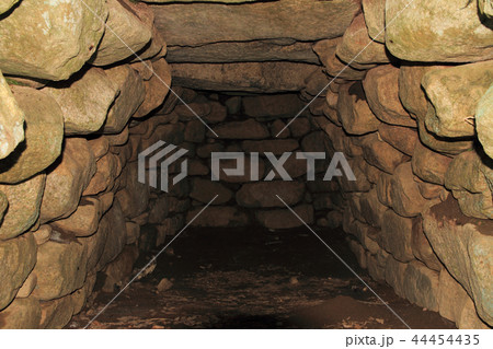 長野県松川村　祖父が塚古墳 石室内部 44454435