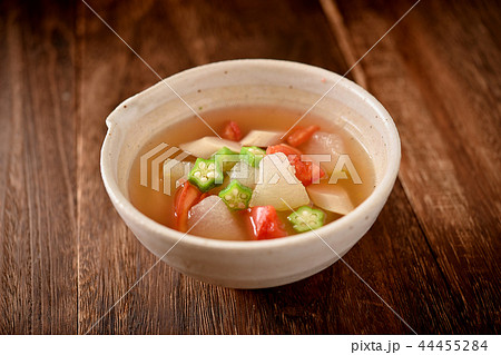 冬瓜と魚肉ソーセージのトマトスープ 44455284