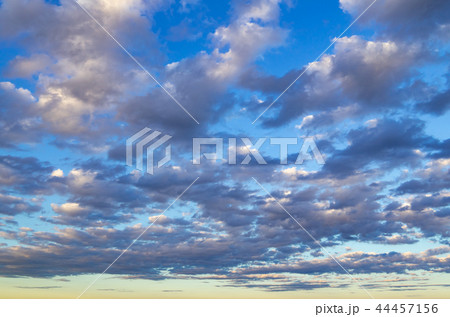 秋の日暮れ前の青空に散らばる雲　a 44457156