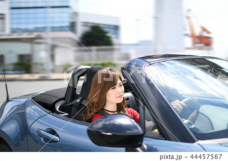オープンカーに乗る女性の写真素材