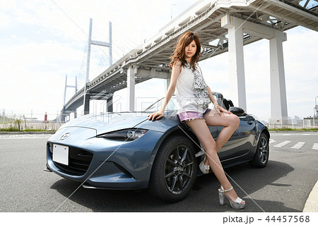 オープンカーに乗る女性 オープンカーに乗る女性 44457568