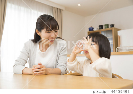 ジュースを飲む3歳の女の子とママ ジュースを飲む3歳の女の子とママ 44459492