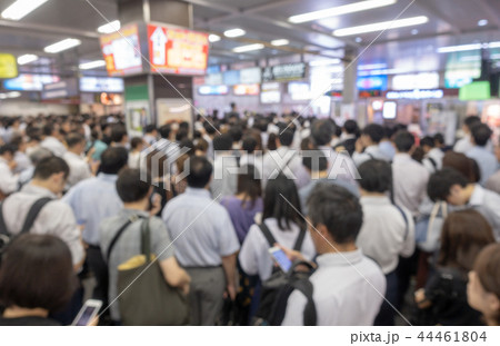 電車事故　入場規制で混雑する駅 44461804