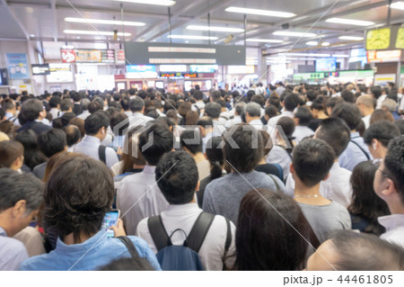 電車事故　入場規制で混雑する駅 44461805