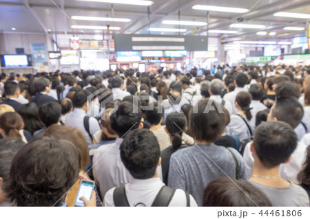 電車事故 入場規制で混雑する駅 電車事故 入場規制で混雑する駅 44461806