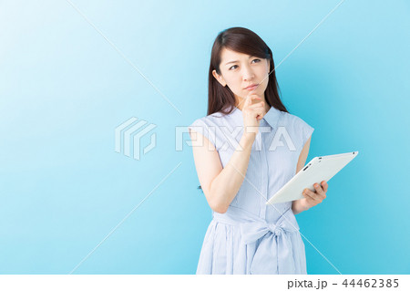 タブレットを見る女性　考える 44462385