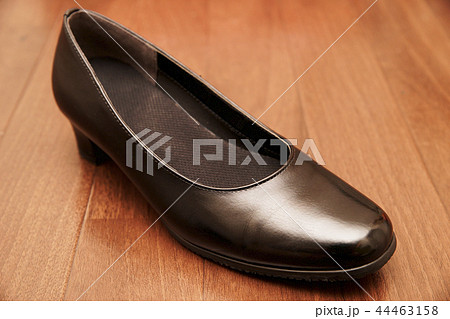 黒いスタンダードな形の婦人靴 黒いスタンダードな形の婦人靴 44463158