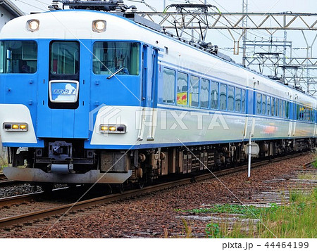 近鉄の団体専用列車「あおぞらⅡ」号の走行風景の写真素材 [44464199