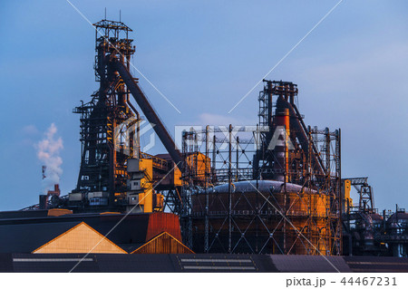 北九州コンビナート　朝焼けの製鉄所 44467231