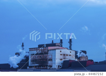 早朝の製鉄所 44467232