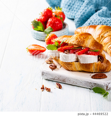 Sandwich croissant with goat cheese Sandwich croissant with goat cheese 44469522