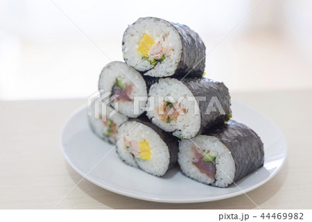 節分に恵方を向いて食べると縁起が良い恵方巻。縁を切らないように,言葉を発せずに最後まで一気に食べきる 44469982