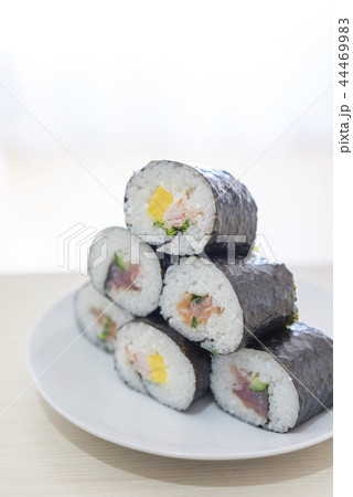 節分に恵方を向いて食べると縁起が良い恵方巻。縁を切らないように,言葉を発せずに最後まで一気に食べきる 節分に恵方を向いて食べると縁起が良い恵方巻。縁を切らないように,言葉を発せずに最後まで一気に食べきる 44469983