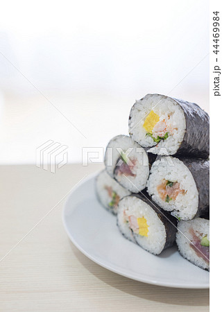 節分に恵方を向いて食べると縁起が良い恵方巻。縁を切らないように,言葉を発せずに最後まで一気に食べきる 44469984