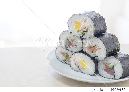 節分に恵方を向いて食べると縁起が良い恵方巻。縁を切らないように,言葉を発せずに最後まで一気に食べきる 44469985