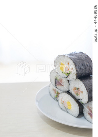 節分に恵方を向いて食べると縁起が良い恵方巻。縁を切らないように,言葉を発せずに最後まで一気に食べきる 44469986