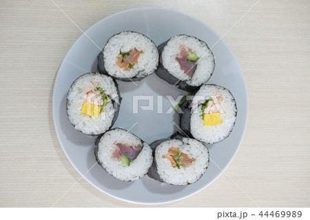 節分に恵方を向いて食べると縁起が良い恵方巻。縁を切らないように,言葉を発せずに最後まで一気に食べきる 節分に恵方を向いて食べると縁起が良い恵方巻。縁を切らないように,言葉を発せずに最後まで一気に食べきる 44469989