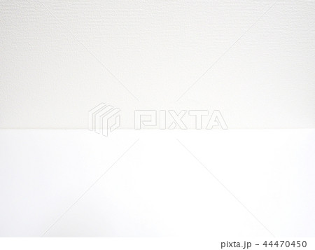 白い壁と机1 44470450
