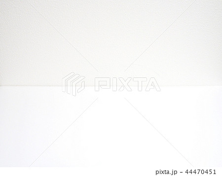 白い壁と机2 44470451