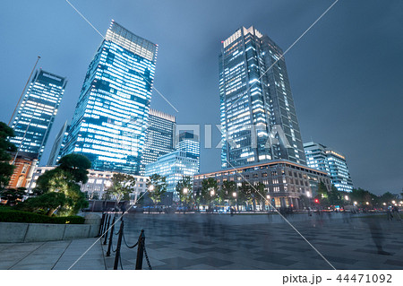 東京駅 丸の内 東京 夜景 夜空 空 照明 ライトアップ 明かり ビル群 ビル 高層ビル 高層ビルの写真素材