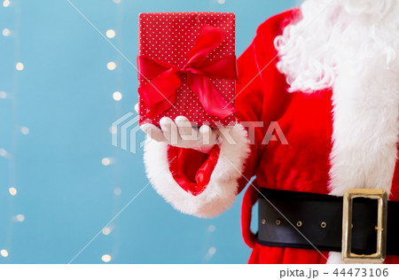 Santa holding a Christmas gift 44473106
