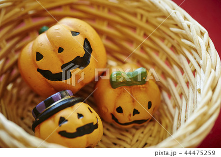 カゴに入った可愛いハロウィンのジャックオランタン 44475259