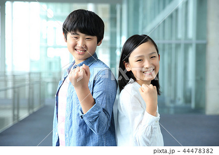 小学生男女 44478382