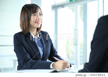 商談するビジネス男女 商談するビジネス男女 44479041