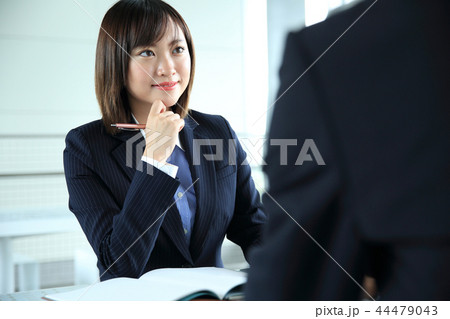 商談するビジネス男女 商談するビジネス男女 44479043