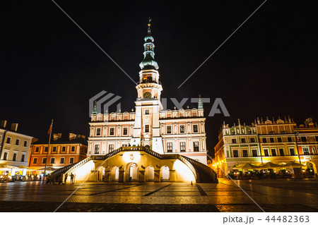 Great Market Square in Zamosc at night 44482363