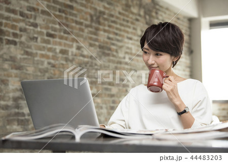 女性　ビジネス　パソコン 44483203
