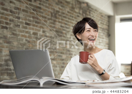 女性　ビジネス　パソコン 44483204