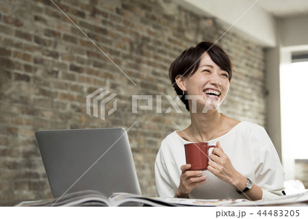 女性 ビジネス パソコン 女性 ビジネス パソコン 44483205