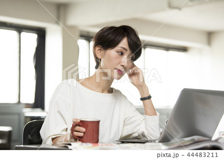 女性　ビジネス　パソコン 44483211