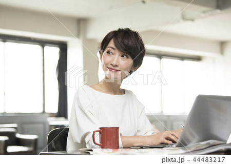 女性　ビジネス　パソコン 44483217