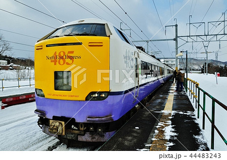 知内駅に入線する特急白鳥(485系) 知内駅に入線する特急白鳥(485系) 44483243