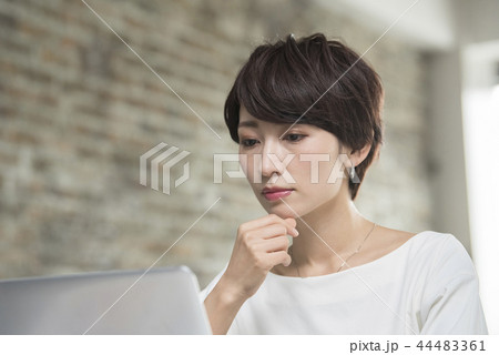 女性　パソコン　 44483361