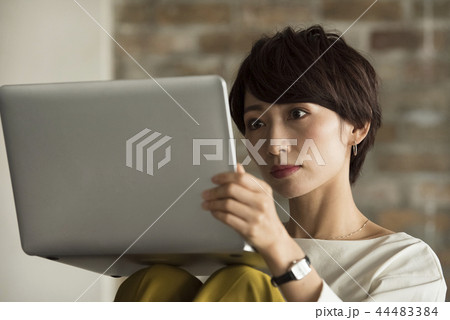 女性　パソコン　 44483384