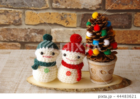 雪だるまと松ぼっくりのツリー クリスマスカラーの写真素材 [44483621