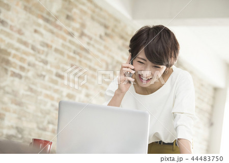 ビジネス 女性 パソコン ビジネス 女性 パソコン 44483750