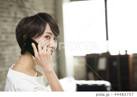 ビジネス　女性　パソコン 44483757